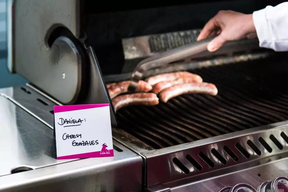 kaesebratwurst Bratwurst des Jahres Cheesy Gonzales Bratwurst auf dem Grill - natürlich von Freyberger