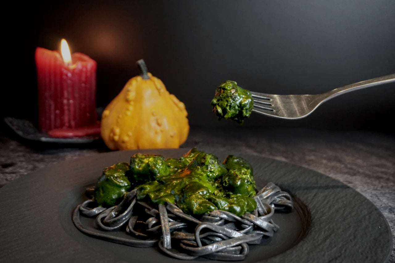 Halloween Pasta mit Spinat und Bratwurst