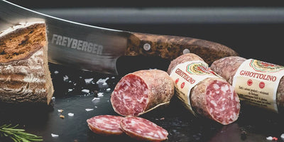 Ghiottolino Mini Salami bei mf58 mit Brot daneben und Metzgerei Freyberger Messer