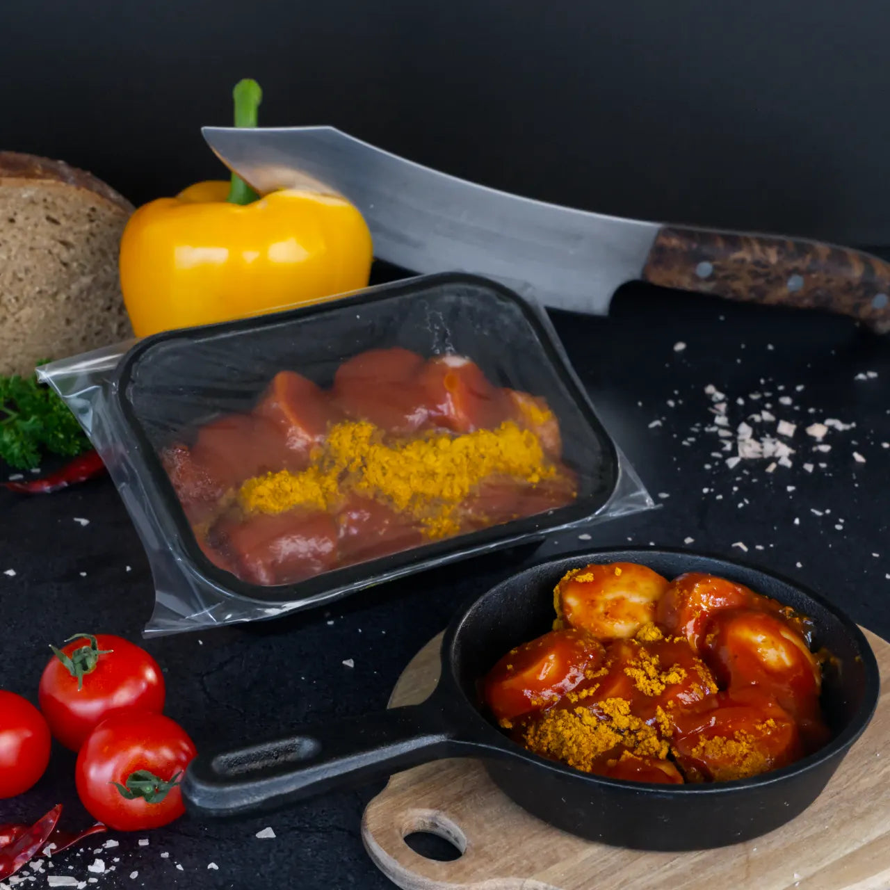 Currywurst in würziger Currysoße