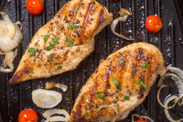 Chicken breast fillet is known for its tender and juicy meat, but there is hardly anything more tender than a perfectly prepared chicken breast fillet. In contrast to Pollo Fino, it does not taste as intense and can therefore be described as the exact opposite. To clarify: A digression on lamb - it has an intense taste, as you certainly know. Whereas chicken is much more flatter. The same applies to Pollo Fino and chicken breast fillet, but that does not mean that high-quality poultry (for example Label Rouge) tastes of nothing. We therefore recommend buying whole chickens so that you can try everything out. Here we show you how to cut up a chicken and grill all the pieces of meat.
 
In the culinary world, chicken breast fillet is often referred to as tender because of its tenderness and flavor. When prepared correctly, it becomes incredibly soft and tender, almost like butter when cut through. It is the ideal main ingredient in many dishes and can be prepared in a variety of ways. Fried, grilled, braised or baked. Whether in a creamy sauce, in salads, as a side dish or at a barbecue - chicken breast fillet always takes the taste experience to a new level. It is therefore not surprising that chicken breast fillet is a staple in many gourmet and home kitchens around the world.