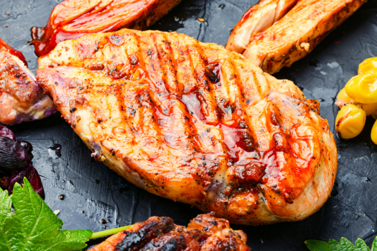 Turkey breast fillet is particularly popular due to its wide range of uses and healthy nutritional value. It is a low-fat meat that is rich in protein and is therefore particularly suitable for people who watch their diet or exercise. Due to its mild taste, turkey breast fillet can be combined with various spices, sauces or side dishes. It can be grilled, fried, smoked or even used raw in salads. Preparation is often quick and easy, making it perfect for busy weekdays. Turkey breast fillet is an excellent choice, especially in summer months when lighter meals are preferred. But turkey breast fillet is also often used in classic dishes such as Thanksgiving turkey. It is not only healthy, but also extremely tasty and therefore very popular with many people.