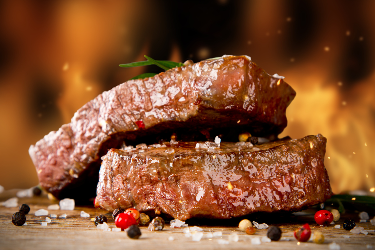 "Better than schnitzel - beef fillet" is a bold statement that we can make with a clear conscience. Beef fillet is the finest cut of beef and is characterized by its tenderness, juiciness and intense flavor. Compared to the traditional schnitzel, which is usually made from veal or pork, beef fillet offers a superior culinary experience. It is incredibly aromatic and can be prepared in a variety of ways - whether fried in the classic way, cut into thin slices for carpaccio or slowly cooked for a juicy roast beef. Its fine marbling and low fat content make beef fillet particularly light and digestible. So, when it comes to enjoyment, you could definitely say that beef fillet is "better than schnitzel." 