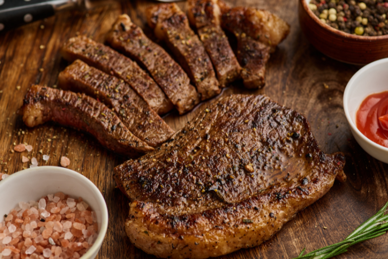 When it comes to good cuts of beef, the rump of beef is particularly suitable for grilling. This is one of the best parts of the beef, characterized by its lean, yet very tender and juicy meat. This piece of meat has a fine marbling that melts during the grilling process and gives the meat an incomparable, intense flavor. When preparing the rump of beef, it should first be grilled at a high temperature to close the pores and thus preserve the juice inside. Then it should be left to cook slowly at a low temperature. A light seasoning with salt and pepper before grilling is enough to bring out the meat's own flavor. This makes the rump of beef a first-class choice for grill lovers who value quality and taste.