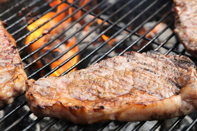 The rump steak is also known as roast beef or New York strip loin. It comes from the loin, which is why it is also called flat loin. It is a finely marbled steak and traditionally has a small layer of fat on the upper edge and a tendon in the piece. You have to remove the tendon. This is inedible. So buy the meat from the butcher, who will ensure that you get a tendon-free steak. You can also prepare the meat in a pan; you can find out more about this here.
 
The rump steak is a hearty piece of meat that, if you prepare it correctly, tastes wonderfully tender and delicious. When buying it, make sure that the steak weighs between 200 and 300 grams, i.e. two fingers thick. You can prepare it indirectly or directly. We therefore recommend setting up an indirect zone when grilling with charcoal to keep all options open in case you initially brown the meat too much. The steak is ideal for cooking on the grill for a few minutes on the indirect zone. Use grill tongs to move the meat between the zones. Do not pierce it, otherwise the meat will dry out. As soon as the meat juices come out, the steak is ready to eat. However, the grilled meat should rest for a while before you cut it.