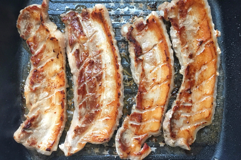 Pork belly for your barbecue is a delicious and rich addition that makes every meal a special experience. The rich, crispy pork belly is often considered the centerpiece of every barbecue. The pork belly is a piece of pork that is streaked with fat and is therefore the fattiest of the pig. So it is even more streaked with fat than the diet cutlet. But don't let that put you off, because due to the high fat content it also has a very intense flavor that you already know. The classic bacon for breakfast also comes from this cut. So if you like bacon, you shouldn't miss out on this special piece.
 
This type of meat is particularly good on the grill. You probably know it as cured meat, but it really comes into its own when grilled. You can marinate the pork belly overnight and then simply take your marinated meat out of the fridge before grilling. Although the marinade preserves the meat for grilling, we recommend the classic version. Grill the meat without marinade and you will retain the delicious flavor of the pork belly. When grilling meat, make sure that you only sprinkle the meat with salt after grilling. In our opinion, it is one of the best pork, so always buy it from the butcher.