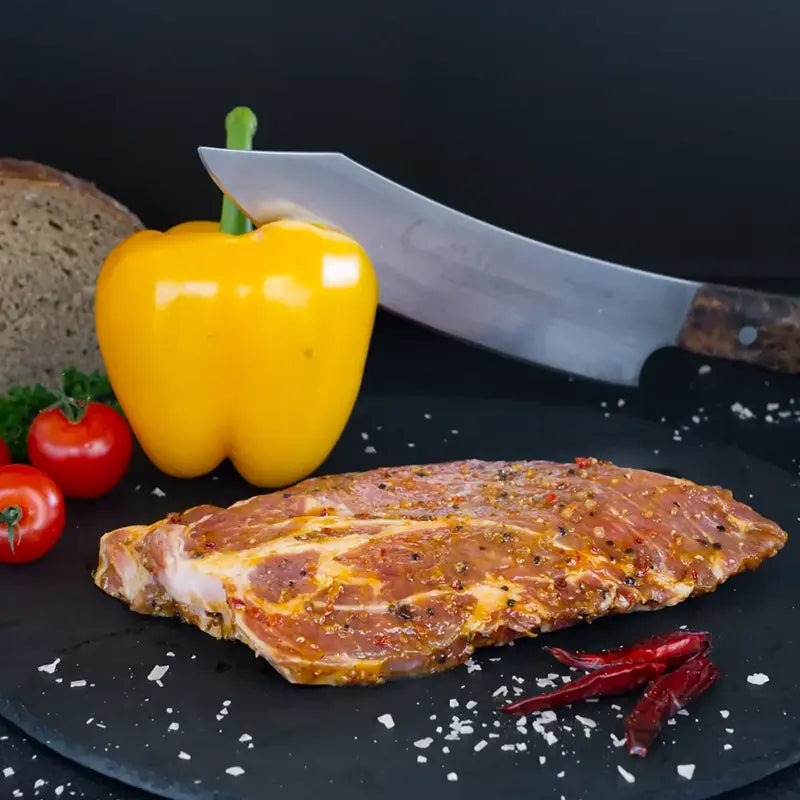 Mariniertes Schweinehalssteak vom Freyberger mit Pfeffer-Gewürzkruste auf Schieferplatte