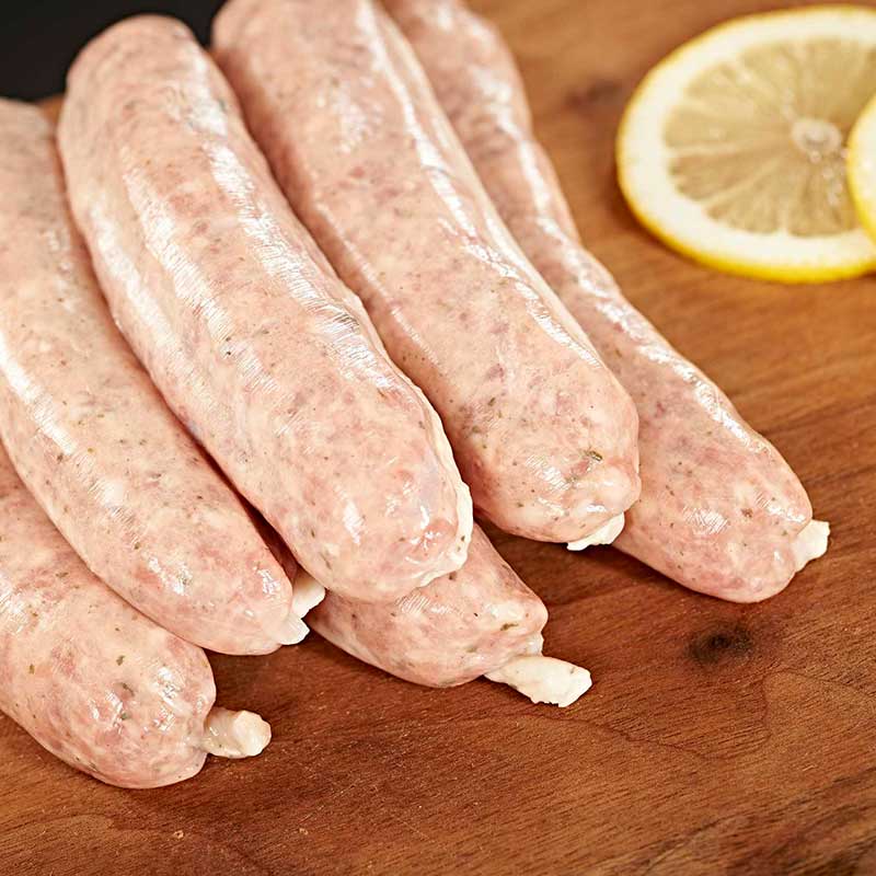 Rohe Bratwurst auf Brett