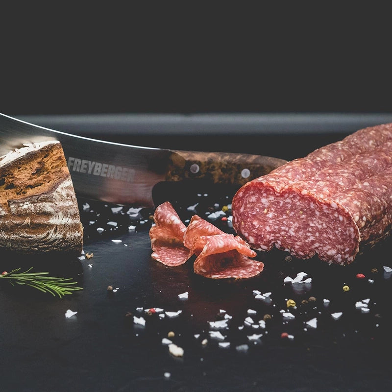 Fenchelsalami mit Brot daneben und Messer von Metzgerei Freyberger