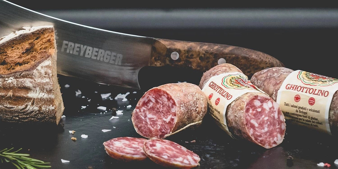 Ghiottolino Mini Salami bei mf58 mit Brot daneben und Metzgerei Freyberger Messer
