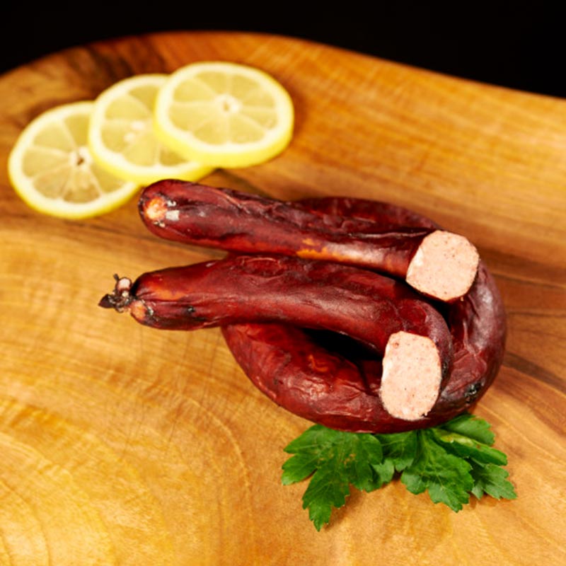 raeucherwurst arrangieren auf holzbrett