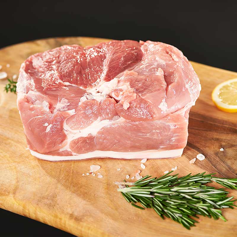 Schweinebraten roh auf Brett